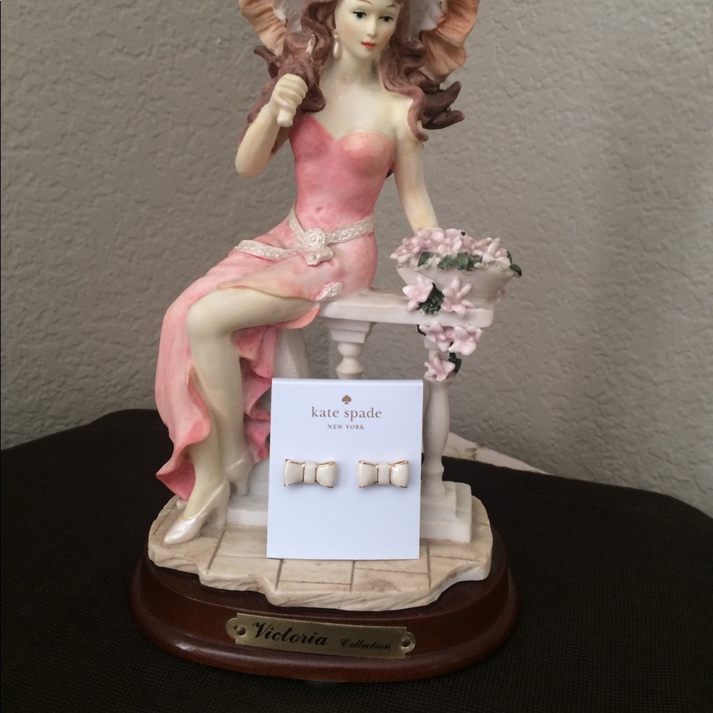 NWT Kate Spade Take a Bow Cream Earrings. 🛍